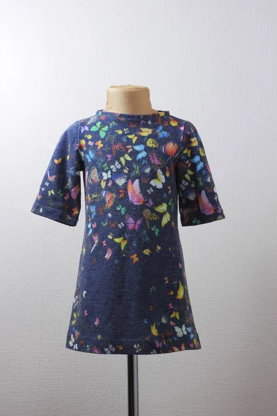 Wollkleid Mit Schmetterlingsmuster Warmes Blaues Kleid Auf Schaufensterpuppe Näht Damenbekleidung — Stockfoto