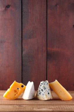 Peynir ahşap kurullarında. Camembert, sert sarı peynir, dorblu ahşap kurullarında. Kopya alanı