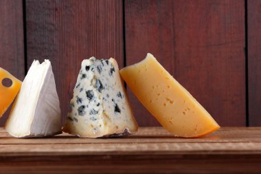 Peynir ahşap kurullarında. Camembert, sert sarı peynir, dorblu ahşap kurullarında. Kopya alanı