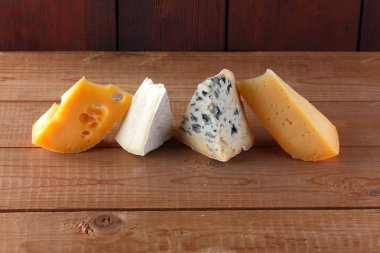 Peynir ahşap kurullarında. Camembert, sert sarı peynir, dorblu ahşap kurullarında. Kopya alanı