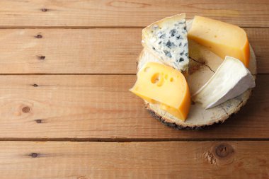Peynir ahşap kurullarında. Camembert, sert sarı peynir, dorblu ahşap stand. Üstten görünüm
