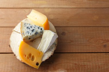 Peynir ahşap kurullarında. Camembert, sert sarı peynir, dorblu ahşap stand. Üstten görünüm