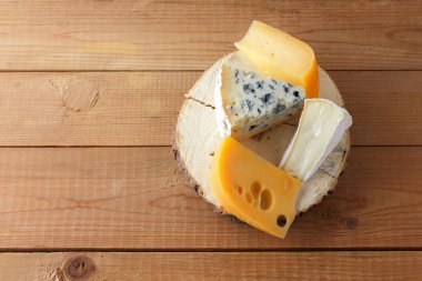 Peynir ahşap kurullarında. Camembert, sert sarı peynir, dorblu ahşap stand. Üstten görünüm