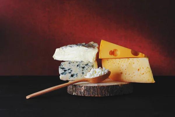 Morceaux Fromage Sur Support Bois Différents Types Fromage Sur Fond — Photo