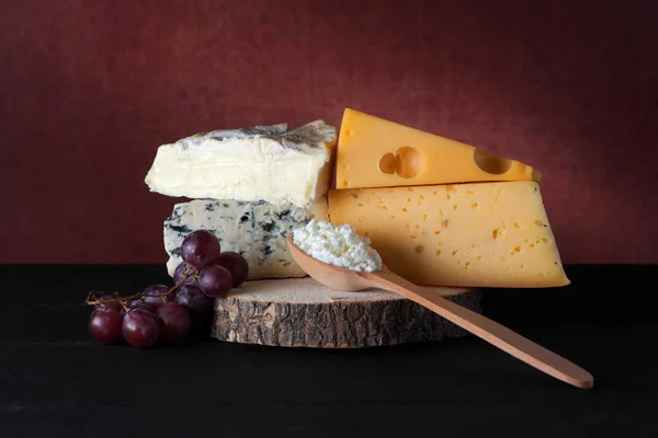 Tranches Fromage Raisin Sur Support Bois Différents Types Fromage Sur — Photo