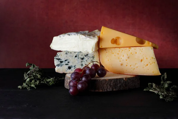 Différents Types Fromages Raisins Sur Support Bois Des Tranches Fromage — Photo