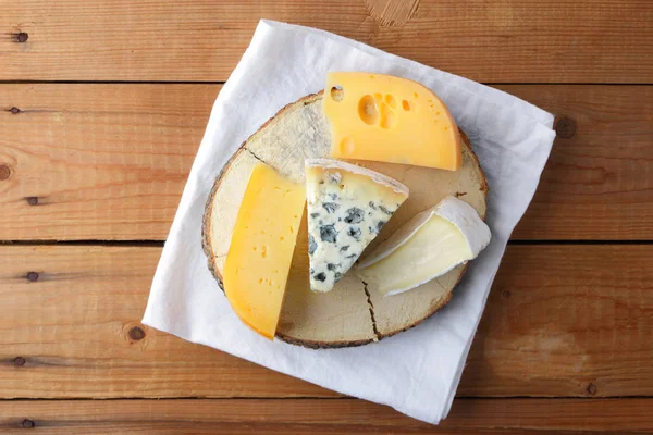 用白布做奶酪 卡门伯特 硬黄色奶酪 木板上的背布 白色餐巾纸上的奶制品 — 图库照片