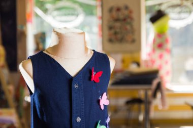 Çok renkli kelebekler kumaştan. Kadın giyim renkli kelebekler. Manken kıyafet. Terzilik birey