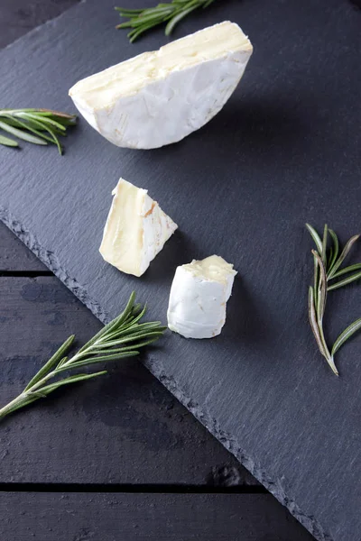 Camembert Alecrim Placa Pedra Preta Queijo Macio Com Mofo Branco — Fotografia de Stock