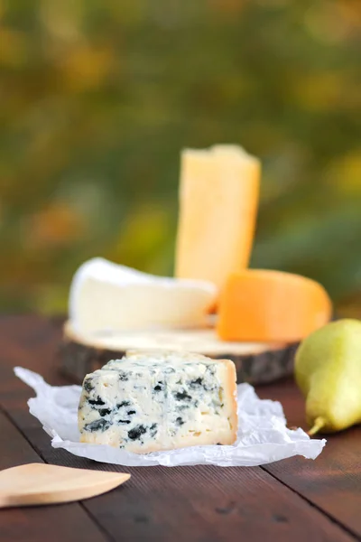 Vari Tipi Formaggio Pera Tavole Legno Fette Formaggio Fondo Sfocato — Foto Stock