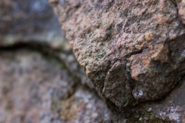 Granit kayalar ile arka plan bulanık. Granit kapatın. Taş dokusuna. Doğal malzeme arka plan