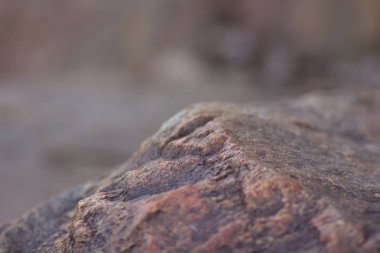 Granit kayalar ile arka plan bulanık. Granit kapatın. Taş dokusuna. Doğal malzeme arka plan