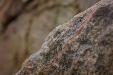 Granit kayalar ile arka plan bulanık. Granit kapatın. Taş dokusuna. Doğal malzeme arka plan