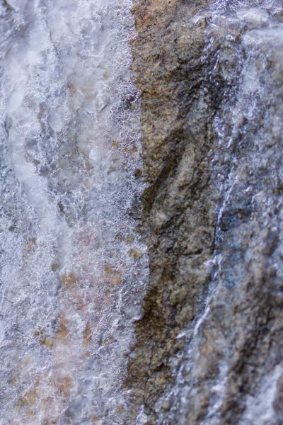 Sople Skał Granitowych Zamrożona Woda Kamienie Czystą Wodą Zimie Słodkowodne — Zdjęcie stockowe