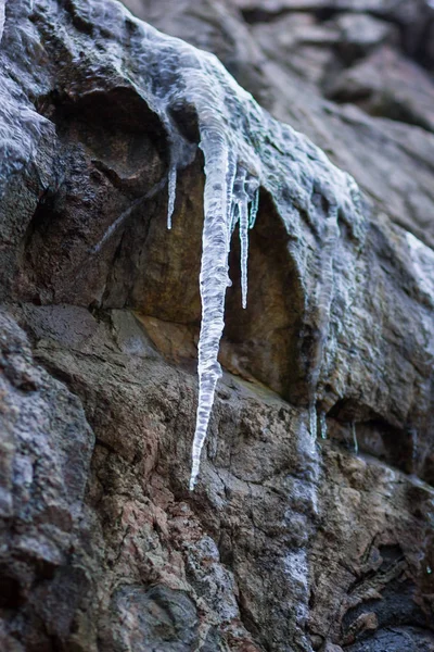 花岗岩岩石上的冰柱 石头上的冷冻水 冬天清澈的水 山区的淡水资源 — 图库照片