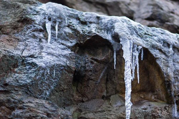 Eiszapfen Auf Granitfelsen Gefrorenes Wasser Auf Steinen Klares Wasser Winter — Stockfoto