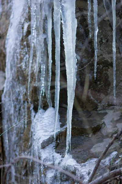 Eiszapfen Auf Granitfelsen Gefrorenes Wasser Auf Steinen Klares Wasser Winter — Stockfoto