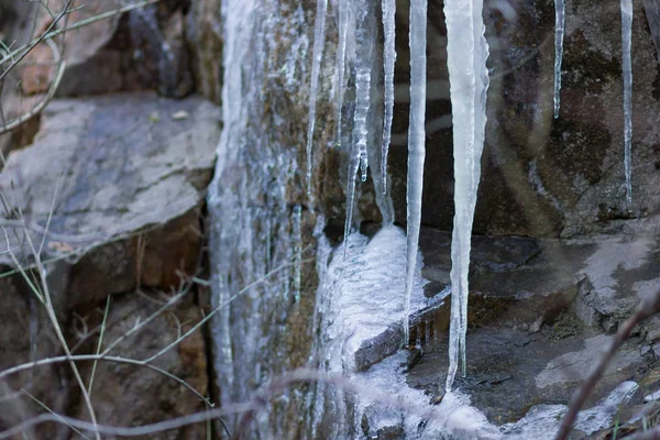 Eiszapfen Auf Granitfelsen Gefrorenes Wasser Auf Steinen Klares Wasser Winter — Stockfoto