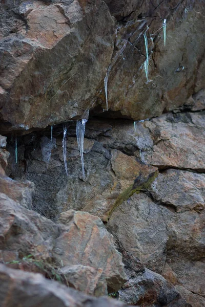 Eiszapfen Auf Granitfelsen Gefrorenes Wasser Auf Steinen Klares Wasser Winter — Stockfoto