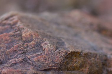 Granit kayalar ile arka plan bulanık. Granit kapatın. Taş dokusuna. Doğal malzeme arka plan