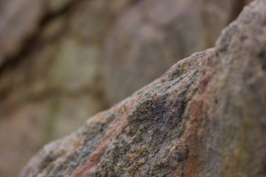 Granit kayalar ile arka plan bulanık. Granit kapatın. Taş dokusuna. Doğal malzeme arka plan
