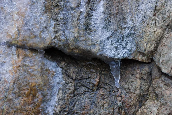 Eiszapfen Auf Granitfelsen Gefrorenes Wasser Auf Steinen Klares Wasser Winter — Stockfoto