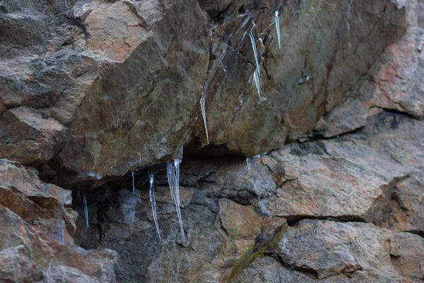 Jégcsapok Gránit Sziklák Fagyott Víz Kövek Tiszta Víz Téli Időszakban — Stock Fotó