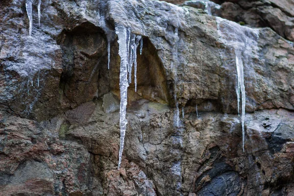 Eiszapfen Auf Granitfelsen Gefrorenes Wasser Auf Steinen Klares Wasser Winter — Stockfoto