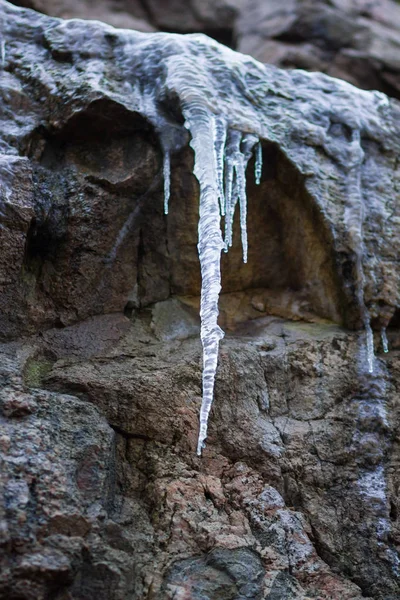 花岗岩岩石上的冰柱 石头上的冷冻水 冬天清澈的水 山区的淡水资源 — 图库照片