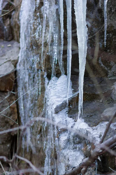 Eiszapfen Auf Granitfelsen Gefrorenes Wasser Auf Steinen Klares Wasser Winter — Stockfoto