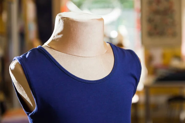 Blue sleeveless t-shirt on mannequin. Children\'s t-shirt sewn to order. Individual tailoring. Men\'s sleepless t-shirt