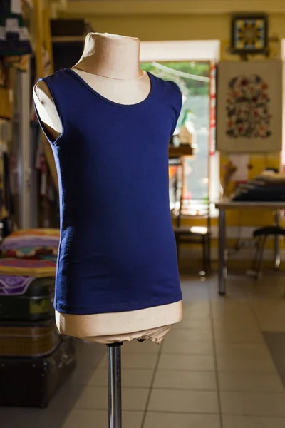 Blue sleeveless t-shirt on mannequin. Children's t-shirt sewn to order. Individual tailoring. Men's sleepless t-shirt