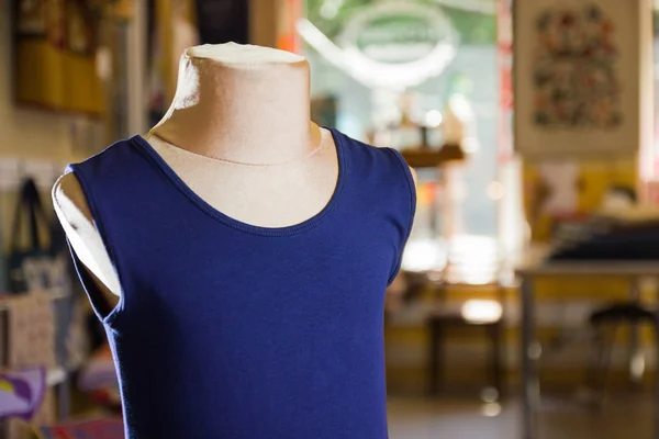 Blue sleeveless t-shirt on mannequin. Children\'s t-shirt sewn to order. Individual tailoring. Men\'s sleepless t-shirt