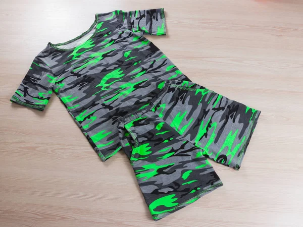 Shirt Kaki Short Kaki Shirt Enfant Gris Vert Sur Table — Photo