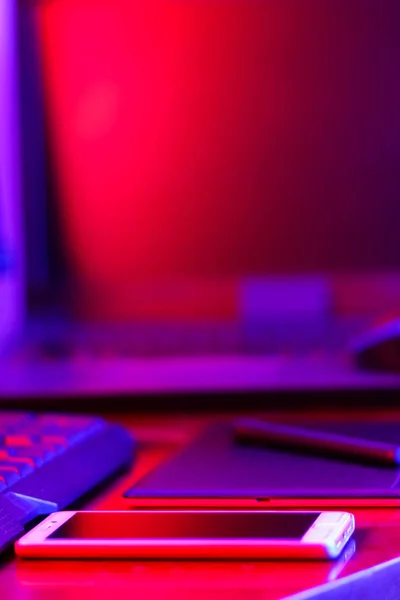 職場デジタル デザイナー ネオンの光でフリーランサー職場 コンピューター グラフィックス タブレット スマート フォン テーブルの上 ブルー — ストック写真