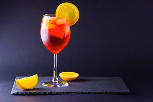 Koktél Aperol Spritz Sötét Háttér Előtt Nyári Alkohol Narancs Szelet — Stock Fotó