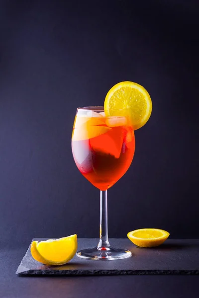 Cocktail Aperol Spritz Fundo Escuro Cocktail Álcool Verão Com Fatias — Fotografia de Stock