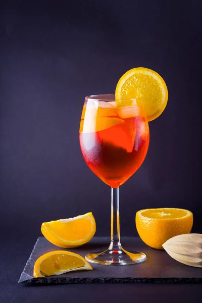 Cocktail Aperol Spritz Fundo Escuro Cocktail Álcool Verão Com Fatias — Fotografia de Stock