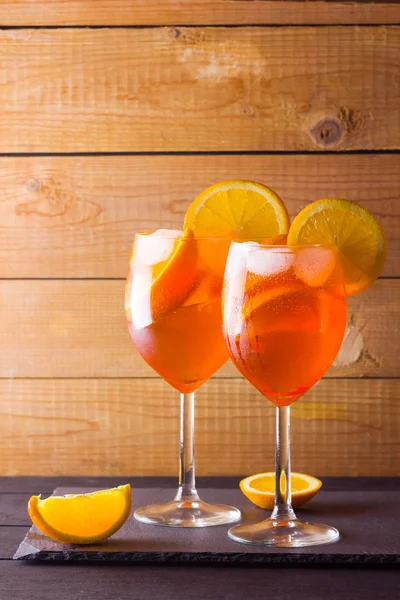 木板上的鸡尾酒花被 两杯夏日酒精鸡尾酒 配橘子片 意大利鸡尾酒在木背景上的冲刺 趋势饮料 — 图库照片