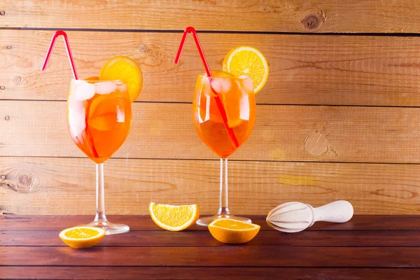 木板上的鸡尾酒花被 两杯夏日酒精鸡尾酒 配橘子片 意大利鸡尾酒在木背景上的冲刺 趋势饮料 — 图库照片