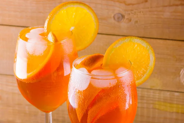 Cóctel Aperol Spritz Sobre Tablas Madera Dos Vasos Con Cóctel —  Fotos de Stock