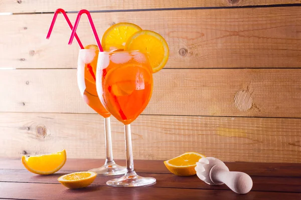 Spruzzi Mele Cocktail Assi Legno Due Bicchieri Con Cocktail Alcolico — Foto Stock