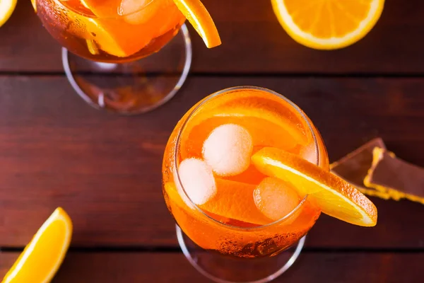 Cocktail Aperol Spritz Auf Holzbrettern Zwei Gläser Mit Sommerlichem Alkoholischen — Stockfoto