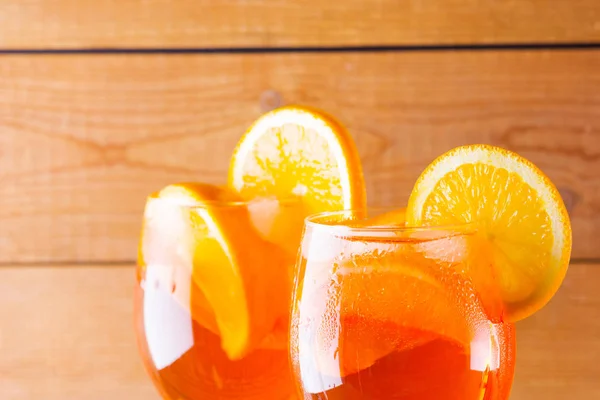 Κοκτέιλ Aperol Spritz Πάνω Ξύλινες Σανίδες Δύο Ποτήρια Καλοκαίρι Αλκοολούχα — Φωτογραφία Αρχείου