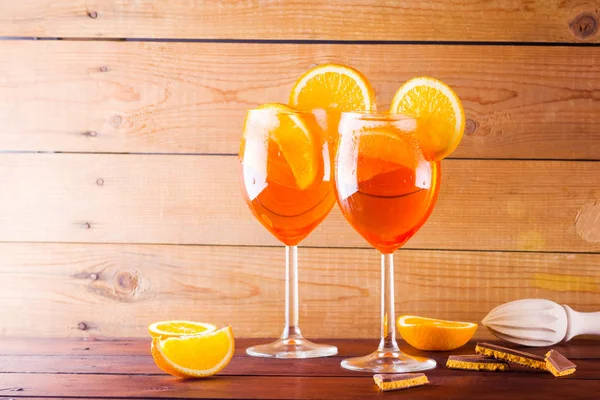 Cocktail Aperol Spritz Sur Des Planches Bois Deux Verres Avec — Photo