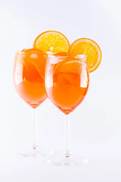 Cocktail Aperol Spritz Fundo Branco Cocktail Alcoólico Verão Com Fatias — Fotografia de Stock