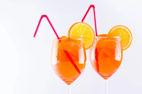 Cocktail Aperol Spritz Fundo Branco Cocktail Alcoólico Verão Com Fatias — Fotografia de Stock