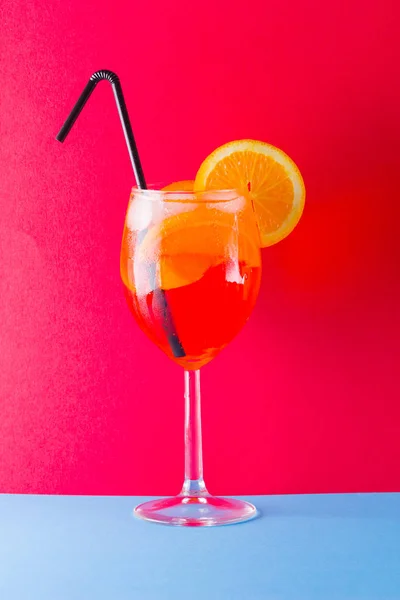 Κοκτέιλ Aperol Spritz Στο Κόκκινο Μπλε Φόντο Καλοκαίρι Αλκοολούχα Κοκτέιλ — Φωτογραφία Αρχείου