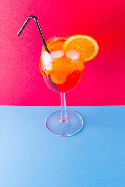 Κοκτέιλ Aperol Spritz Στο Κόκκινο Μπλε Φόντο Καλοκαίρι Αλκοολούχα Κοκτέιλ — Φωτογραφία Αρχείου