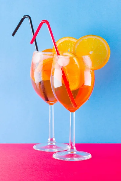 Cocktail Aperol Spritz Auf Rot Blauem Hintergrund Sommer Alkoholischer Cocktail — Stockfoto